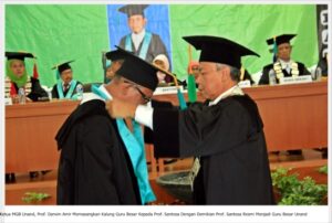 Unand Kukuhkan Prof Santosa Sebagai Guru Besar