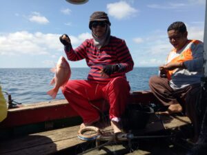 Wagub Sumbar Nasrul Abit Memancing di Sasak Pasaman Barat