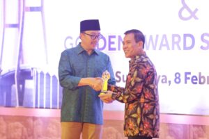 Menpora Imam Nahrawi Serahkan Golden Award Kepada Ketua KONI Sumbar