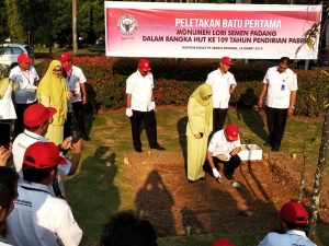 PT Semen Padang Bangun Monumen Lori