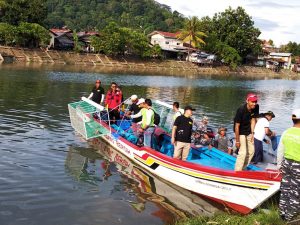 Agar Batang Arau Bersih, PT Semen Padang Serahkan Kapal Pemungut Sampah dan 40 Tong Sampah