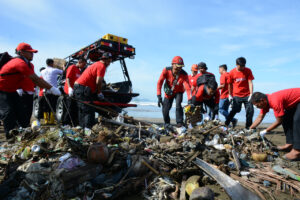 Semen Padang Gelar “Barasiah Basamo” di Pantai Air Manis