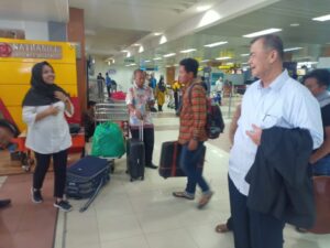 Bantu Tiket Warga Tanahdatar yang Ditinggal Pesawat di BIM, Nasrul Abit Sosok Pemimpin yang Suka Menolong