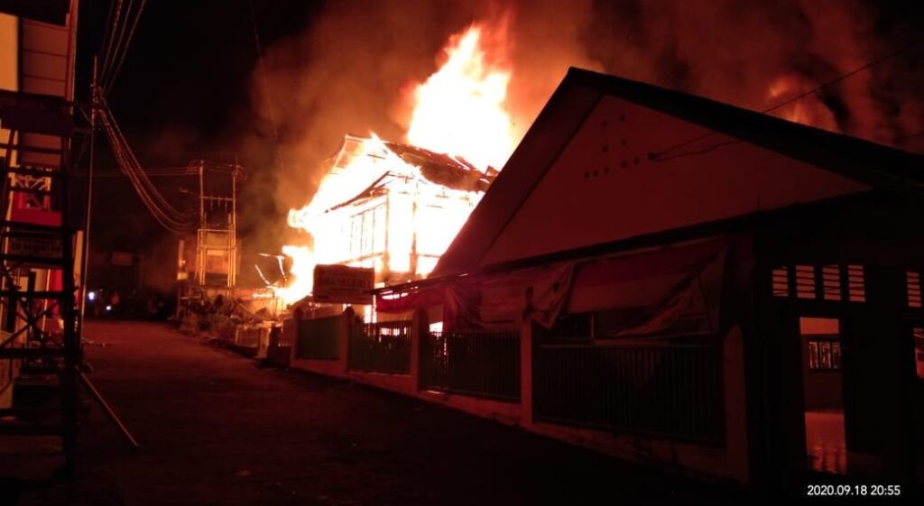 Kebakaran Hanguskan 7 Bangunan di Pasar Maninjau, Motor Pintar Nagari Duo Koto Bantu Warga Padamkan Api