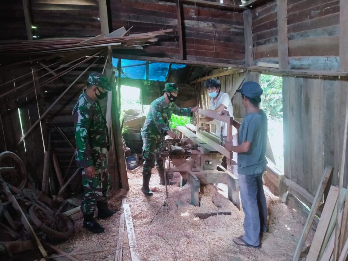 Semakin Akrab dengan Warga Anggota Satgas TMMD Kunjungi 