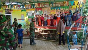 Anggota Satgas Pra TMMD kunjungi TK Al-Hidayah di Nagari Talang Maur