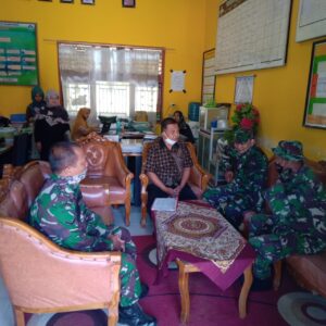 Anggota Satgas Pra TMMD Jalin Silaturahmi Dengan Guru-Guru