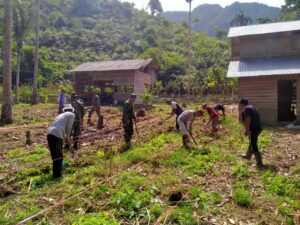 Anggota Satgas TMMD/N Bantu Warga Buka Lahan Baru Pertanian