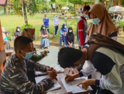 Nakes TNI AL Lantamal II Kebut Vaksinasi ke Sekolah