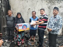 Ketua DPD LPM Kota Padang Irwan Basir Santuni Korban Kebakaran di Air Camar