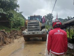 Longsor Jalan Padang-Solok, Semen Padang Kirim Alat Berat dan Relawan