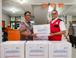 Peduli Gempa Cianjur, Semen Padang Serahkan 100 Kg Rendang ke BPBD Sumbar