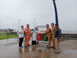 Semen Padang Serahkan Bantuan Bak Sampah untuk Pantai Padang