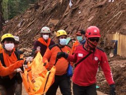 TRC Semen Padang Bersama SAR Gabungan Evakuasi 4 Korban Gempa di Desa Cijedil