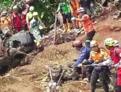 TRC Semen Padang Lakukan Pencarian 14 Korban Diduga Tertimbun Longsor di Warung Sate Shinta Kampung Cugenang
