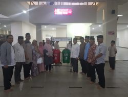 Semen Padang Serahkan 20 Tong Sampah Terpilah untuk Masjid Raya Sumbar