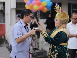 Peringati HUT KE-46, SMA Semen Padang Gelar Upacara dan Lepas Balon Berhadiah ke Udara