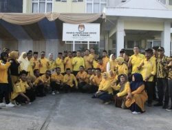 Targetkan Delapan Kursi, Golkar Daftarkan Bacalegnya ke KPU Kota Padang