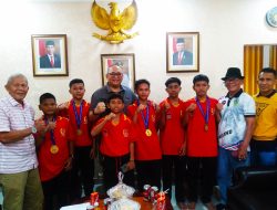 Usai Persembahkan Lima Medali Kontingen Gulat Kota Padang diterima Sekdako Padang  di Rumah Dinas