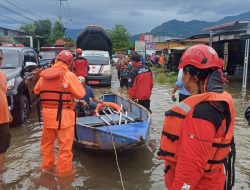 Kota Padang Dikepung Banjir, Semen Padang Kirim Relawan TRC Evakuasi Korban Banjir