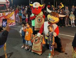 Dua Maskot Kerbau dari PT Semen Padang Jadi ‘Kawan Bermain’ Anak-anak di Merah Putih Light Carnival 2023