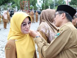 Sekwan DPRD Sumbar Raflis, SH Berikan Penghargaan Kepada Staf Pendampingan Sosper