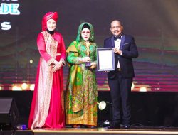 Hj Maizarnis Bawa Pulang Penghargaan WITA 2025 ke Padang