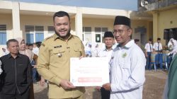 Pastikan Anak Kurang Mampu Tetap Sekolah, PT Semen Padang Salurkan Rp641 Juta untuk Tiga Madrasah