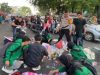 Usai Demo, Mahasiswa Gelar Aksi Bebersih di Depan Gedung DPRD Sumbar