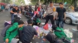 Usai Demo, Mahasiswa Gelar Aksi Bebersih di Depan Gedung DPRD Sumbar