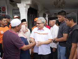 Muhidi Tunjukkan Kepedulian, Serahkan Bantuan untuk 36 KK Korban Kebakaran Pamancungan