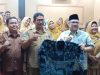 Ketua DPRD Sumbar Muhidi Serahkan Seragam Batik untuk ASN dan PPPK Guru SMA di Padang