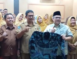 Ketua DPRD Sumbar Muhidi Serahkan Seragam Batik untuk ASN dan PPPK Guru SMA di Padang
