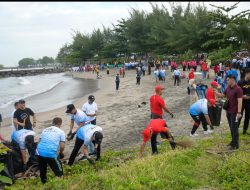 Didukung PT Semen Padang, Polda Sumbar Pecahkan Rekor MURI Lewat Aksi Bersih Pantai Purus