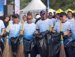 Aksi Peduli Lingkungan, Diinisiasi Kapolda Sumbar Tiga Jam Atasi Kebersihan Pantai Padang