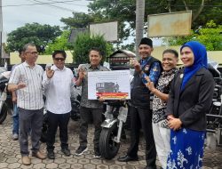 Wakil Ketua DPRD Sumbar Evi Yandri Serahkan 10 Bentor untuk Perkuat Bank Sampah di Padang