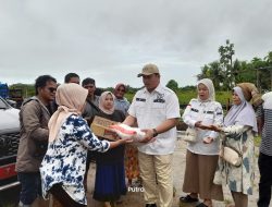 Wakil Ketua DPRD Padang Pariaman, Wira Satria Serahkan Bantuan Sembako di Korong Olo Bangau