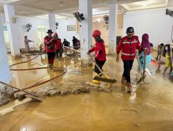 PT Semen Padang Kerahkan Mobil Tangki untuk Bersihkan Masjid Istiqlal Binuang Pauh Limo Pascabanjir