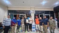 Penyerahan bantuan bencana dari Kepala Unit Komunikasi & Kesekretariatan PT Semen Padang Ilham Akbar kepada Camat Lubuk Begalung Nofiandi Amir, Kamis malam (28/11/2025)