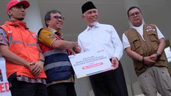 Dirut PT Semen Padang Serahkan Bantuan Senilai Rp210 Juta untuk Penanganan Bencana ke Gubernur