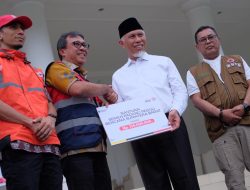 Dirut PT Semen Padang Serahkan Bantuan Senilai Rp210 Juta untuk Penanganan Bencana ke Gubernur