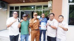 Ketum KONI Pessel Serahkan SK Kepengurusan Periode 2025-2029 kepada Bupati Hendrajoni