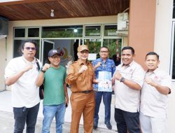 Ketum KONI Pessel Serahkan SK Kepengurusan Periode 2025-2029 kepada Bupati Hendrajoni