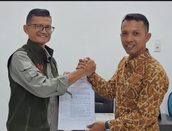 Plh Ketum KONI Sumbar Serahkan SK Kelanjutan KONI Padang Pariaman 2024–2028