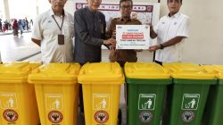Tanamkan Budaya Peduli Lingkungan, PT Semen Padang Serahkan 16 Tong Sampah Terpilah ke Sekolah dan Masjid Raya Sumbar