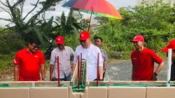 Sekjen Kemensos Robben Rico Kagumi Rumah SEPABLOCK PT Semen Padang