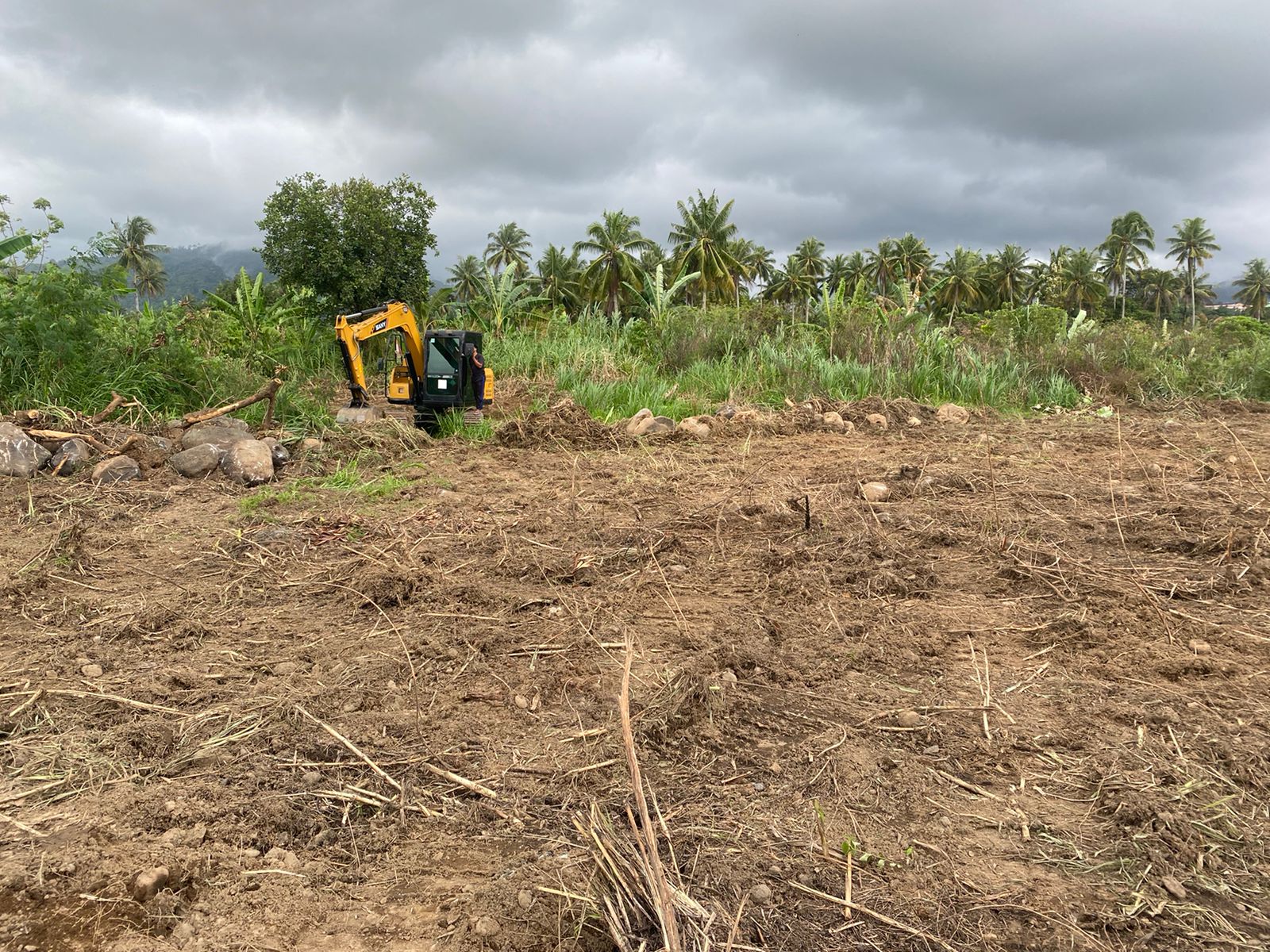 Kolaborasi Evi Yandri Rajo Budiman, Vasko Ruseimy, dan Raffi Ahmad Bangun 100 Huntara untuk Korban Banjir Pauh(f/humas)