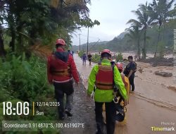 Tim Semen Padang Evakuasi 11 Warga Terjebak Banjir di Batu Busuk