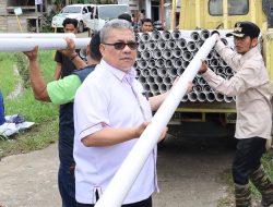 Ketua DPRD Sumbar Salurkan Ratusan Pipa Air Bersih untuk Warga Terdampak Banjir di Sipinang