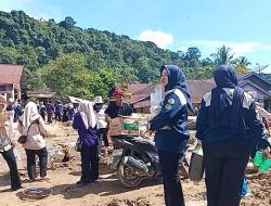 Mahasiswa Unbrah dengan Formasi Berkelompok Bantu Warga Terdampak di Batu Busuk